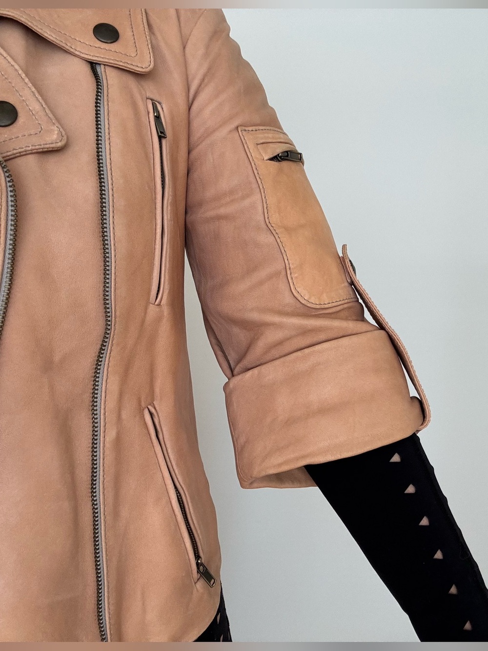 Donna Karan New York. Made in Italy. US4. 100% Lamb Short Sleeve Leather Jacket. - Picture 8 of 9